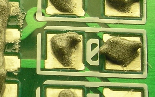 Im Makro-Foto sieht man die Metallkügelchen der Lötpaste